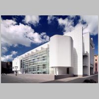 Richard Meier, Barcelona Museum of Contemporary Art (1987-1995), photo on architecture-history.org.png
